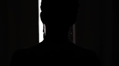 Genç kadın pencereye gelir