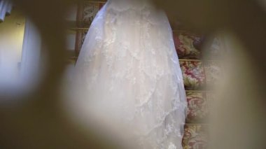 Gelin ve damat merdivenlerden upping