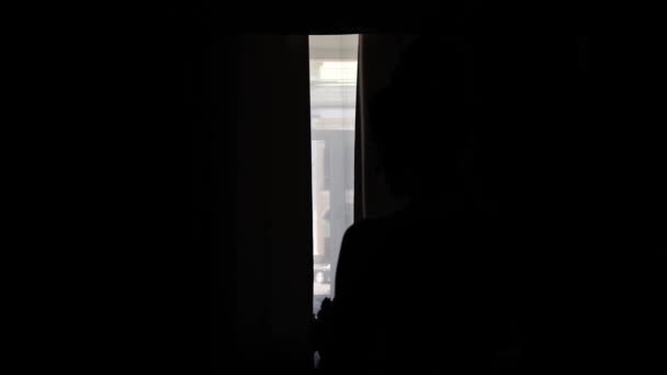 O tânără vine la fereastră — Videoclip de stoc
