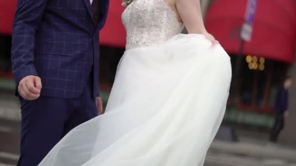 Braut und Bräutigam zu Fuß — Stockvideo