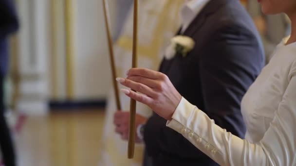 Весільна церемонія в церкві — стокове відео