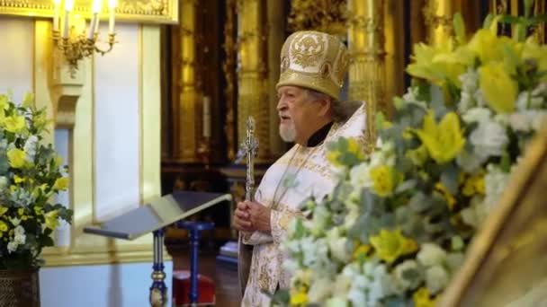 Αγία Πετρούπολη, Ρωσία-10 Ιουνίου 2019: ιερέας προσεύχεται στην εκκλησία — Αρχείο Βίντεο