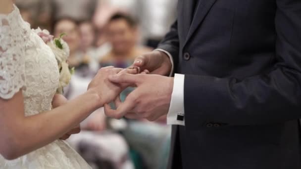 Ta på giftering – stockvideo