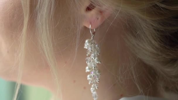 Blonde fille avec des boucles d'oreilles — Video