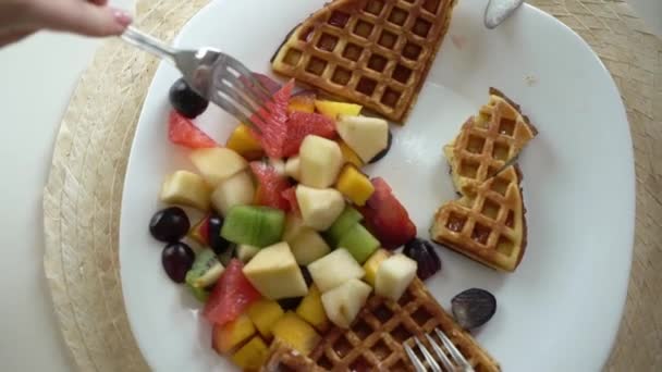 Сніданок з фруктовим салатом і вафельками — стокове відео