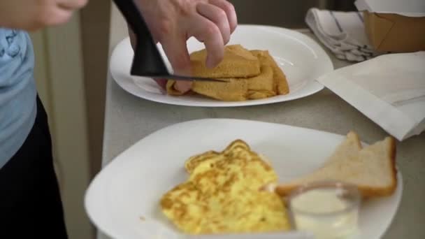 Kook ontbijt in de keuken — Stockvideo