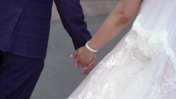 Sposa e sposo a piedi — Video Stock