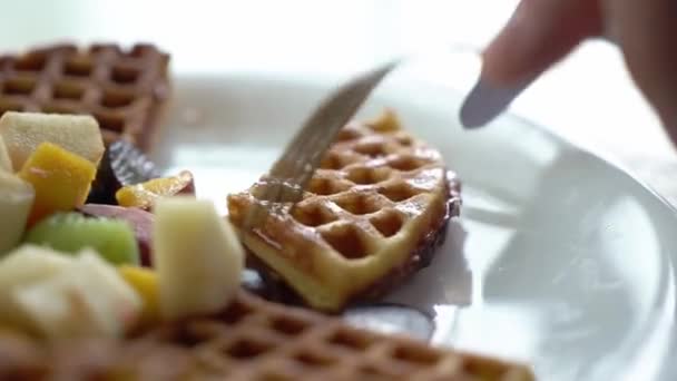 Eating breakfast with fruit salad and waffles — Stock Video