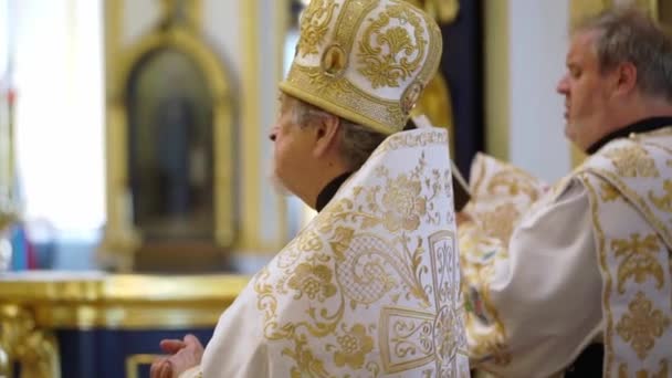 Saint-petersburg, russland - 10. juni 2019: priester betet in der kirche — Stockvideo