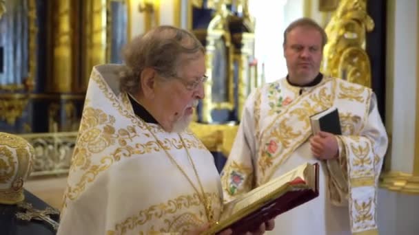 SAINT-PETERSBURG, RUSSIA - 10 GIUGNO 2019: Sacerdote che prega in chiesa — Video Stock