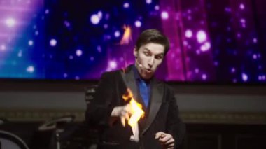 Saint-Petersburg, Rusya - 1 Haziran 2019: Sihirbaz illüzyonist gösterisi