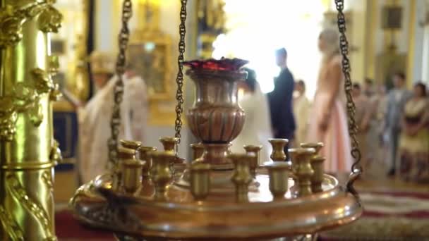 Ceremonia de boda en la iglesia — Vídeo de stock