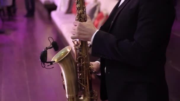 萨克斯管吹奏者在党 — 图库视频影像