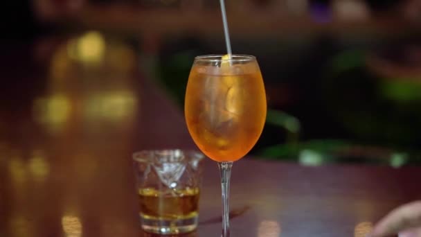Fiatal pár alkoholtartalmú italokat iszik — Stock videók