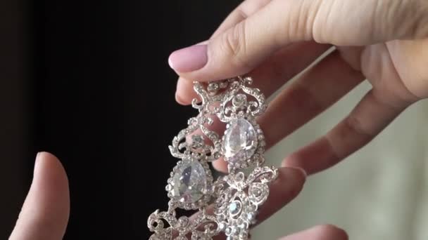 豪華なイヤリングを持つ女の子 — ストック動画