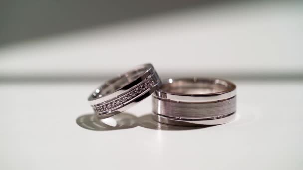 Anéis de casamento no fundo branco — Vídeo de Stock