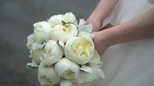 Bride with bouquet of peonies — Stock Video