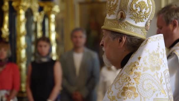 Saint-petersburg, russland - 10. juni 2019: priester betet in der kirche — Stockvideo