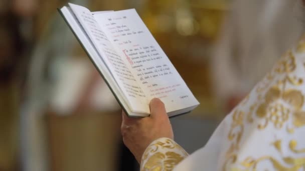 Ceremonia de nuntă în biserică — Videoclip de stoc