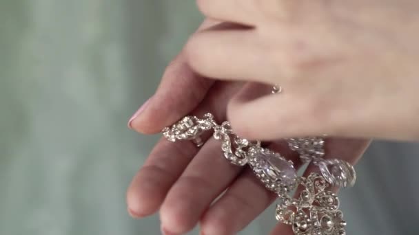 豪華なイヤリングを持つ女の子 — ストック動画
