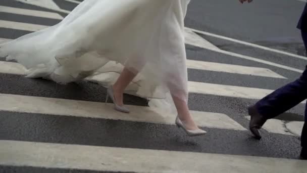 Ходьба жениха и невесты — стоковое видео