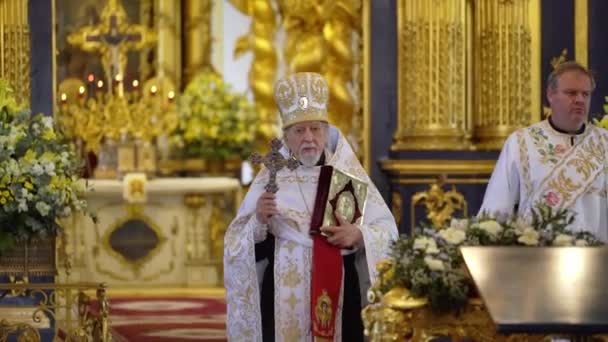 Saint-Petersburg, Rusya - 10 Haziran 2019: Kilisede dua eden rahip — Stok video