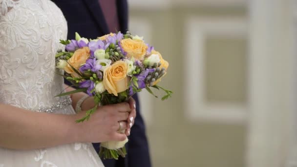 Couple de mariage restant à la cérémonie — Video