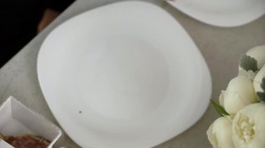 Mutfakta kahvaltı pişirme