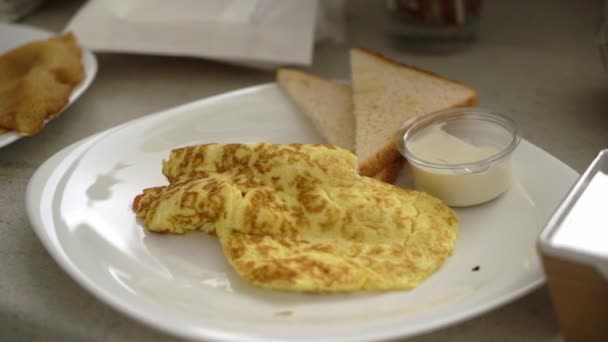 Kochen Frühstück in der Küche — Stockvideo