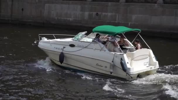 SAINT-PETERSBURG, RUSSIA - 8 GIUGNO 2019: Persone che navigano su uno yacht — Video Stock