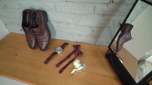 맨스 패션 - 신발, 손목 시계와 나비 넥타이 — 비디오