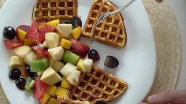 Comer café da manhã com salada de frutas e waffles — Vídeo de Stock