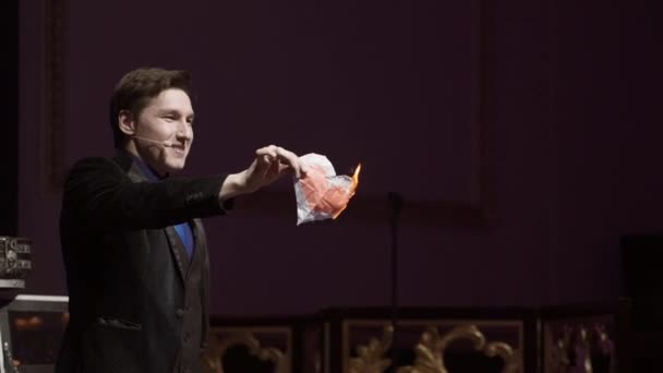 SAINT-PETERSBURG, RUSSIE - 1 JUIN 2019 : Spectacle magicien illusionniste — Video