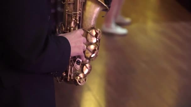 萨克斯管吹奏者在党 — 图库视频影像