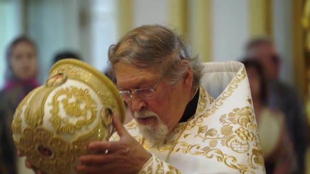 Saint-petersburg, russland - 10. juni 2019: priester betet in der kirche — Stockvideo