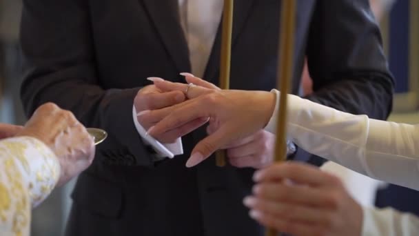 Свадебная церемония в церкви — стоковое видео