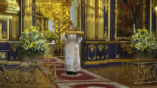 SAN PETERSBURGO, RUSIA - 10 DE JUNIO DE 2019: Sacerdote orando en la iglesia — Vídeos de Stock