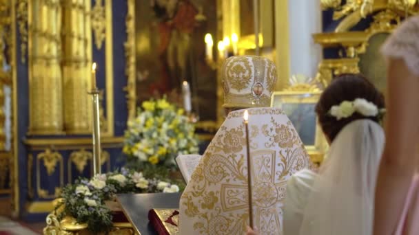 Ceremonia de boda en la iglesia — Vídeo de stock