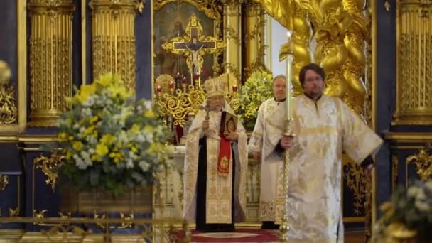 Saint-Petersburg, Rusya - 10 Haziran 2019: Kilisede dua eden rahip — Stok video
