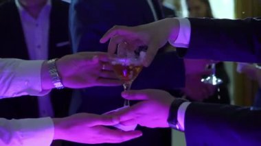 Şampanya bardakları olan insanlar