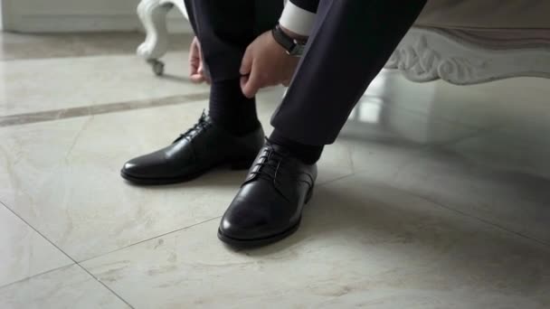 Man zet op schoenen — Stockvideo