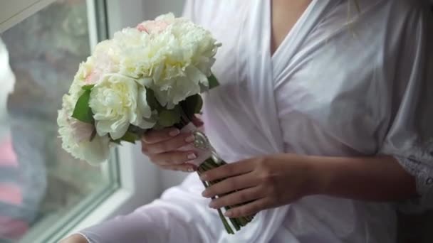 Young woman with bouquet — Stock Video