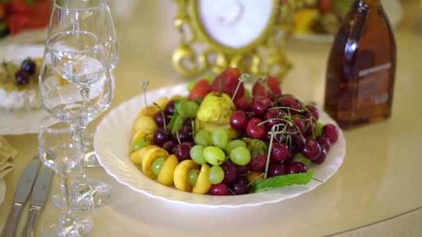 Frutas e bagas em um prato — Vídeo de Stock