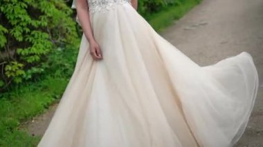 Gelin parkta daire çizen, dönen ve sallanan elbise