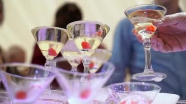 Piramit veya şampanya için gözlük kulesi