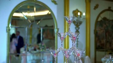 Piramit veya şampanya için gözlük kulesi