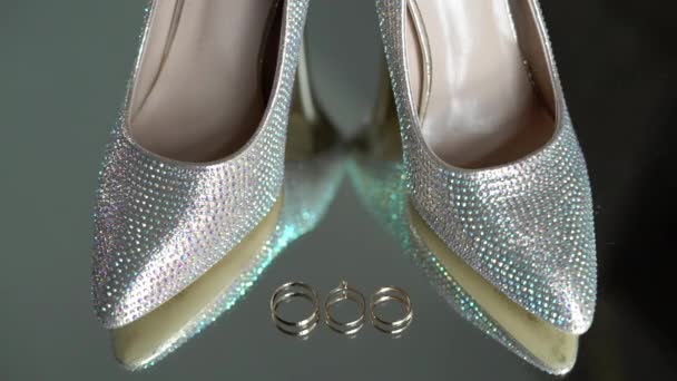 Zapatos de moda nupcial y anillos de boda — Vídeos de Stock