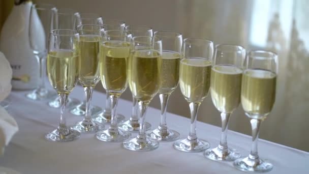 Glasses with champagne — Stock Video