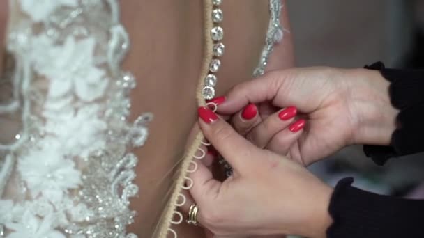 Mengkancing gaun pengantin. — Stok Video