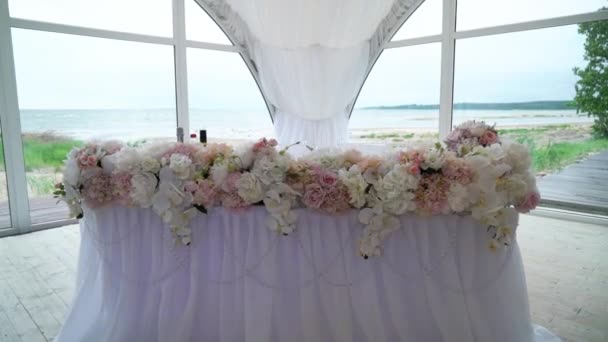 Flowers decorated table — Stock Video